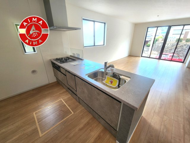 福岡市南区鶴田2丁目第5-1棟（1号棟）のキッチン|ダイニングテーブルへの配膳がラクラク、お料理はかどるカウンター付きシステムキッチン！