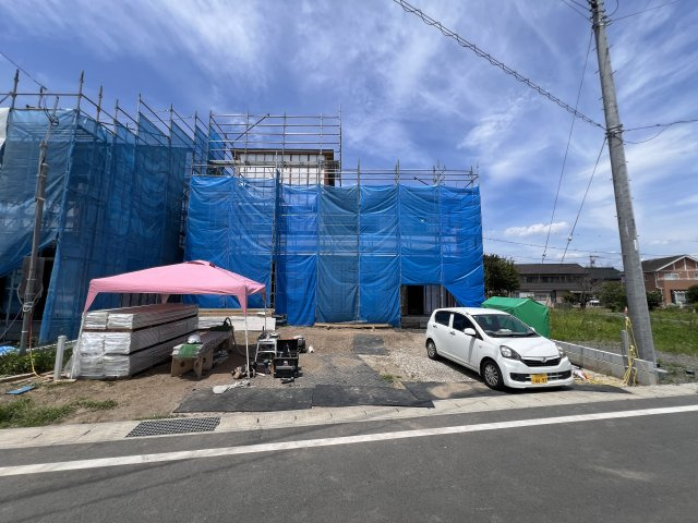 新築　藤岡市藤岡全8棟　Blooming　Garden　4号棟の駐車場|現地写真　駐車スペースは並列3台分可能です！
