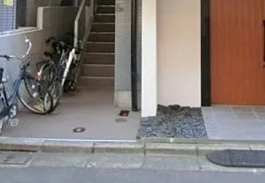 ＭＡＫＩビルのエントランス