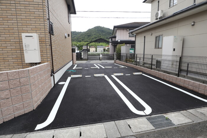 ブライト仁壽の駐車場