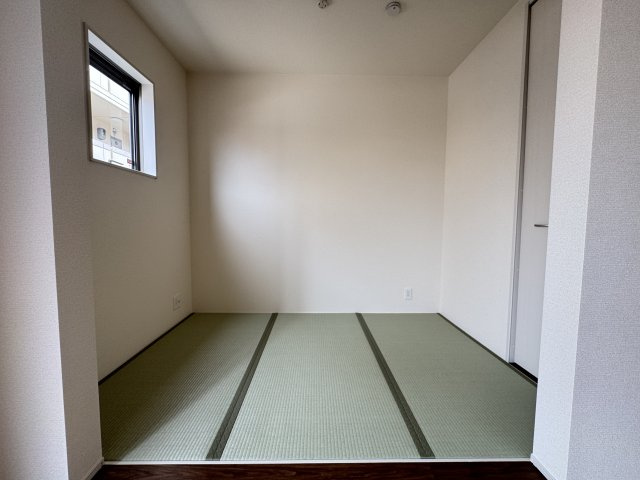 うるま市前原（全10棟）2号棟の和室|2号棟　畳コーナー3帖＋収納付き♪
