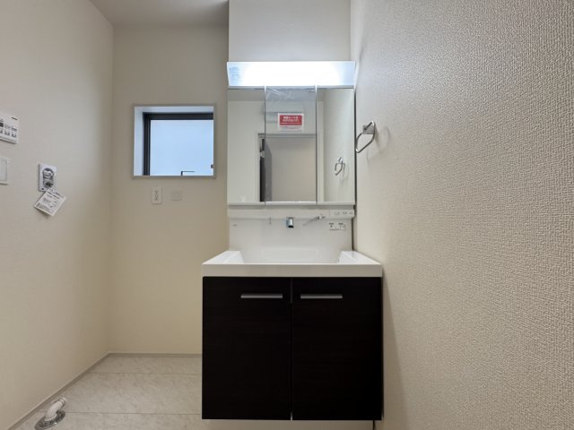 うるま市前原（全10棟）2号棟の独立洗面台|2号棟　三面鏡付き洗髪洗面化粧台♪