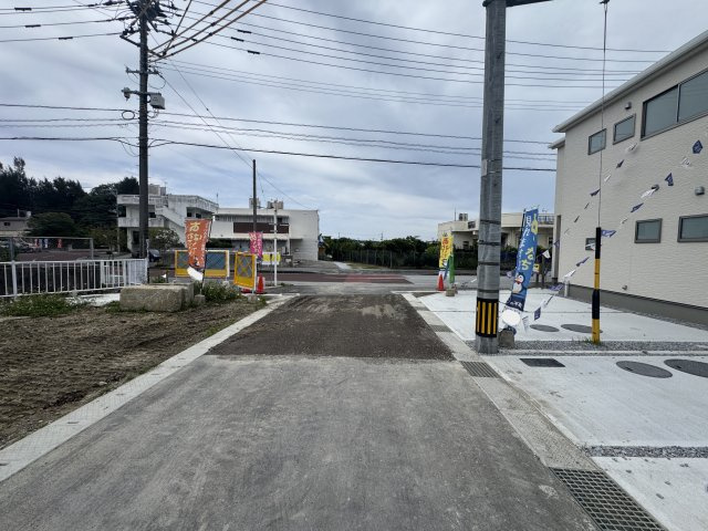 うるま市前原（全10棟）2号棟の前面道路含む現地写真|※中央側4.5m道路♪