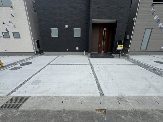 うるま市前原（全10棟）2号棟の駐車場|2号棟　並列駐車2台完備♪