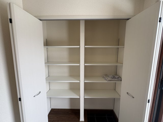 うるま市前原（全10棟）2号棟の玄関|2号棟　十分な収納付き玄関♪