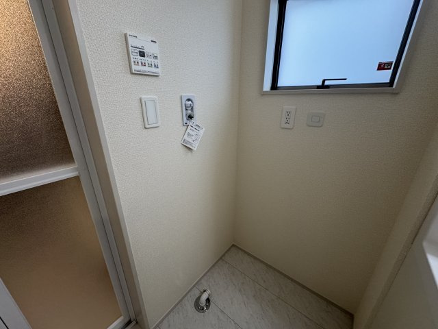 うるま市前原（全10棟）2号棟のランドリースペース|2号棟　洗濯機置き場♪