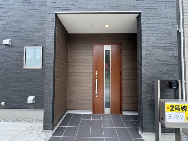 うるま市前原（全10棟）2号棟の玄関|2号棟　スマートキー付き♪