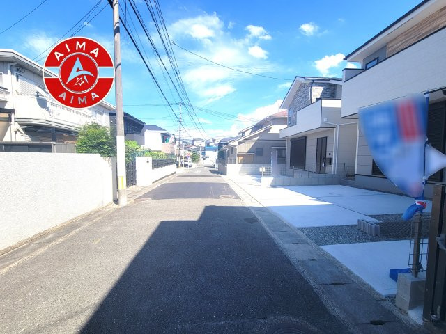 福岡市南区屋形原1丁目第2-2棟（1号棟）の前面道路含む現地写真|前面道路は閑静な住宅地をはしる車通りの少ない道路。お車の出し入れが苦手なママや小さなお子様にも安心ですね。しっかり舗装もされているので、ベビーカーや自転車で通っても快適に通行できます。