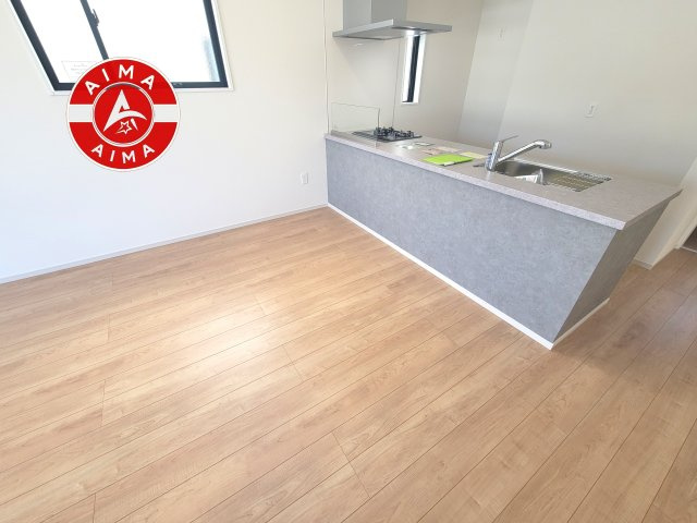 福岡市南区屋形原1丁目第2-2棟（1号棟）のダイニング|キッチンから立ち込める香りが今日の料理を期待させます。