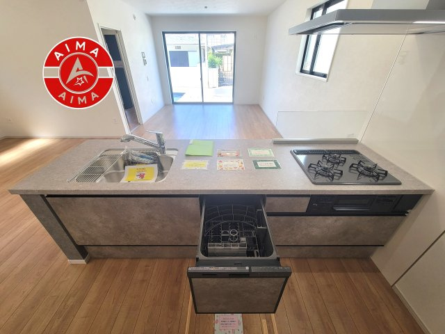 福岡市南区屋形原1丁目第2-2棟（1号棟）のキッチン|ご家族を近くに感じられる対面キッチンのLDK。会話もはずみそうですね。