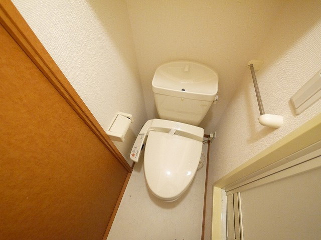 レオパレス八条Ⅲのトイレ|落ち着いたトイレです