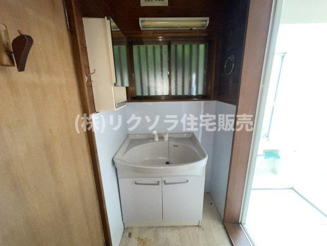 成田西町　中古一戸建ての独立洗面台|■物件内覧・資金計画相談・住宅ローン相談、リフォーム相談、お問合せ受付中■
※当日・翌日のご内覧、ご相談はお電話でのお問合せがスムーズです！