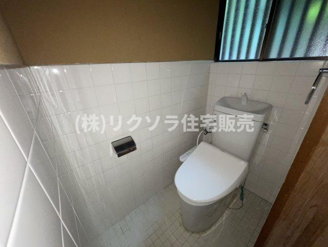成田西町　中古一戸建てのトイレ|■物件内覧・資金計画相談・住宅ローン相談、リフォーム相談、お問合せ受付中■
※当日・翌日のご内覧、ご相談はお電話でのお問合せがスムーズです！