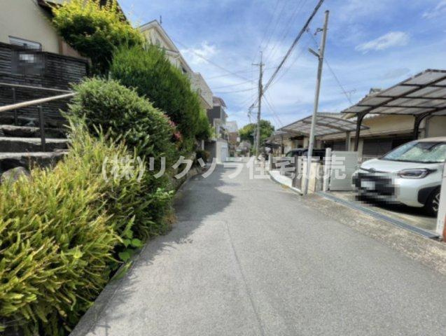 成田西町　中古一戸建ての前面道路含む現地写真|■物件内覧・資金計画相談・住宅ローン相談、リフォーム相談、お問合せ受付中■
※当日・翌日のご内覧、ご相談はお電話でのお問合せがスムーズです！