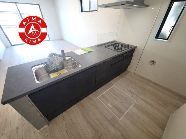 福岡市南区屋形原1丁目第2-2棟（2号棟）のキッチン|ダイニングテーブルへの配膳がラクラク、お料理はかどるカウンター付きシステムキッチン！