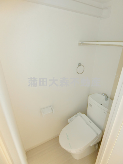 イクシオ下丸子のトイレ|棚と温水洗浄便座付きのトイレ