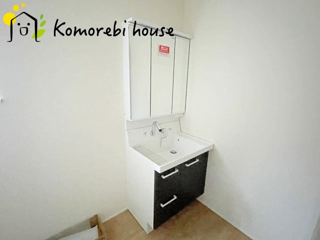 さいたま市西区佐知川　第1期　新築戸建て　リナージュネクスジー　02の独立洗面台|独立洗面台、小物を置くことができて便利です