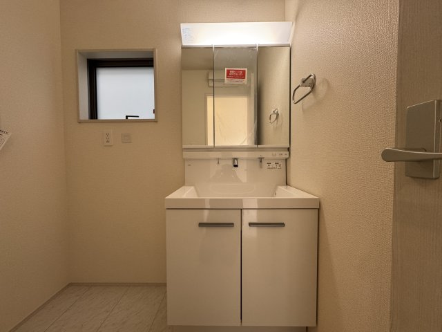 うるま市前原（全10棟）3号棟の独立洗面台|3号棟　三面鏡付き洗髪洗面化粧台♪
