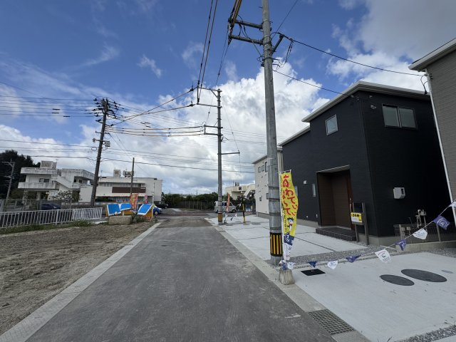 うるま市前原（全10棟）3号棟の前面道路含む現地写真|※中央側4.5m道路♪