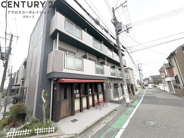 オートロックで外部の人間が簡単に出入りできないため安心です。
