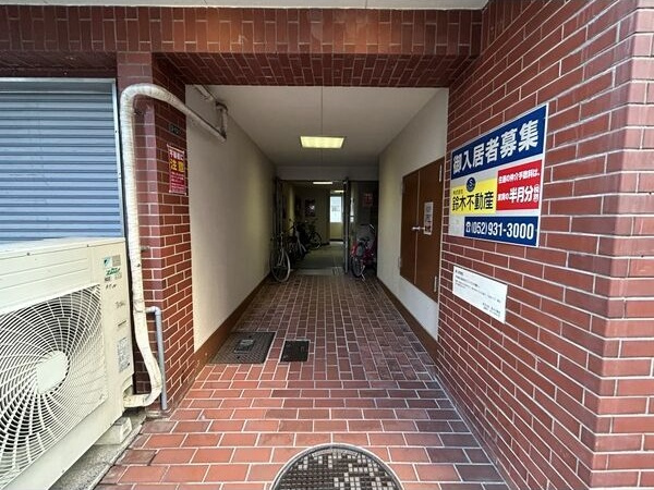 上前津寿ビルのエントランス