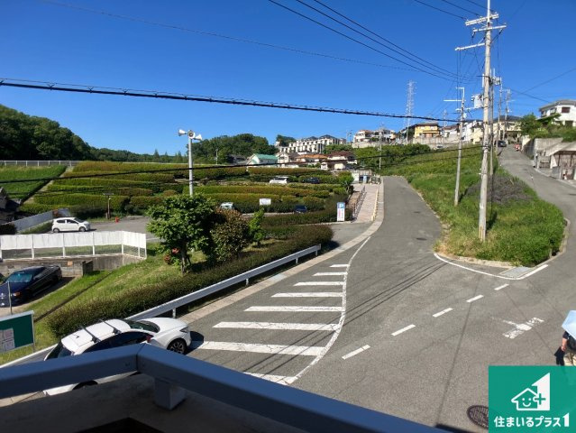 明石市魚住町金ケ崎　中古一戸建ての前面道路含む現地写真|周辺は閑静な住宅街！前面道路広々で車の出し入れも便利です。駐車が苦手な方でも安心して車庫入れできます！