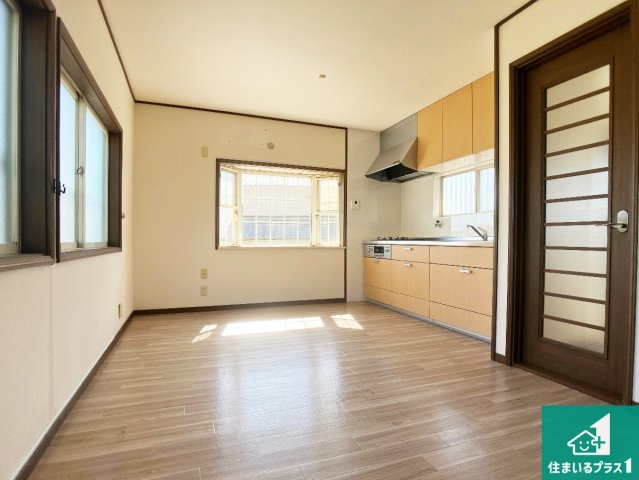 明石市魚住町金ケ崎　中古一戸建ての居間・リビング|シンプルなリビングは、観葉植物等のインテリアを楽しめますね！パパ好みにも、ママ好みにも家具次第で雰囲気を変えることができます！