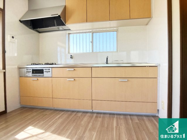 明石市魚住町金ケ崎　中古一戸建てのキッチン|吊戸棚付きで収納スペースがしっかりあるシステムキッチン！お好きな食器や調理器具を揃えられます！