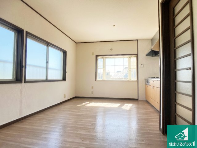 明石市魚住町金ケ崎　中古一戸建ての居間・リビング|日当たり良好の明るいリビングで朝の目覚めもスッキリできそう！