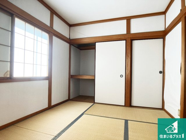 明石市魚住町金ケ崎　中古一戸建ての和室|一室あると便利な和室は客間としてだけでなく、小さなお子様のプレイルームや食後のくつろぎスペースとしてもご利用いただけます。収納もついていますので大活躍間違いなし！