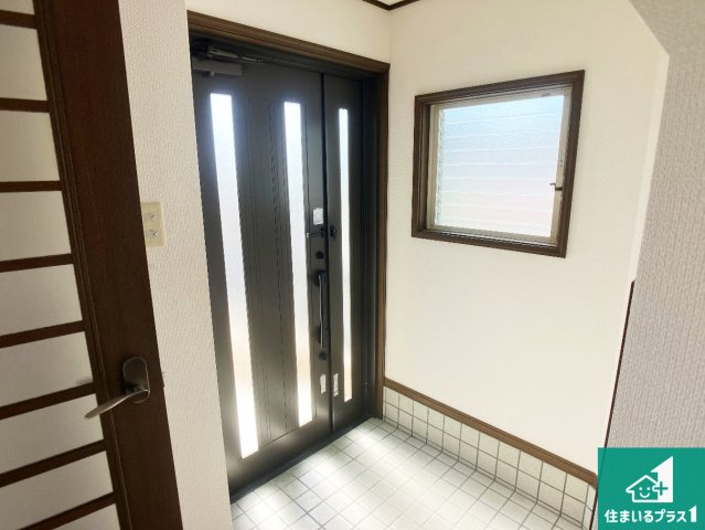 明石市魚住町金ケ崎　中古一戸建ての玄関|シューズボックスにはたくさんの靴が収納できるので玄関周りはいつもスッキリ！ご家族が増えても安心！