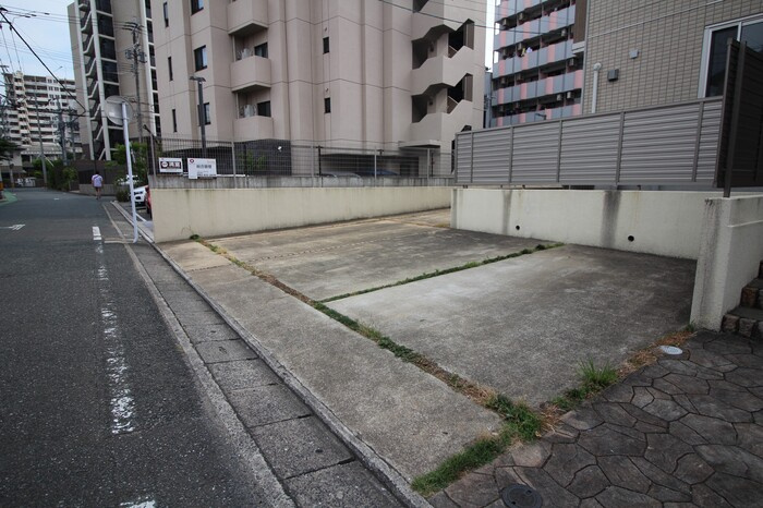 アラータ大橋　C棟の駐車場