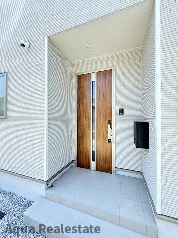 高松市高松町の新築一戸建の玄関|落ち着いた玄関です