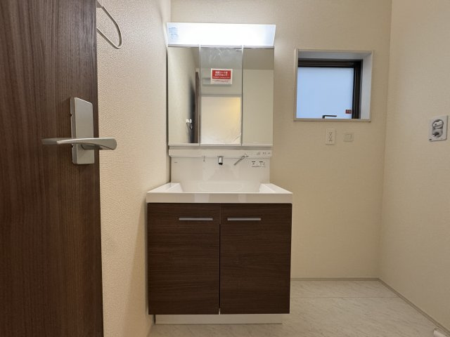 うるま市前原（全10棟）4号棟の独立洗面台|4号棟　三面鏡付き洗髪洗面化粧台♪