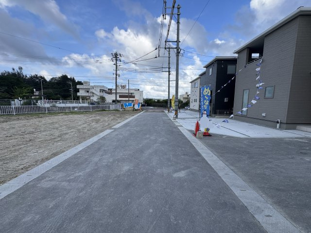 うるま市前原（全10棟）4号棟の前面道路含む現地写真|※中央側4.5m道路♪