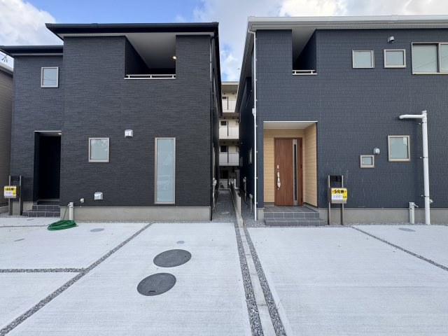 うるま市前原（全10棟）4号棟の外観|4号棟　並列駐車2台完備♪