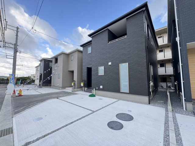 うるま市前原（全10棟）4号棟の外観|4号棟　並列駐車2台完備♪