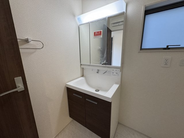 うるま市前原（全10棟）4号棟の独立洗面台|4号棟　三面鏡付き洗髪洗面化粧台♪