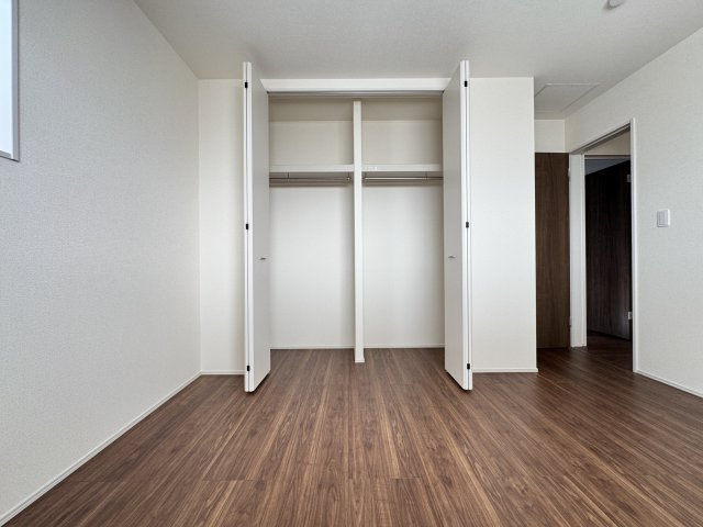 うるま市前原（全10棟）4号棟の収納|4号棟　洋室8.8帖＋CL付き♪