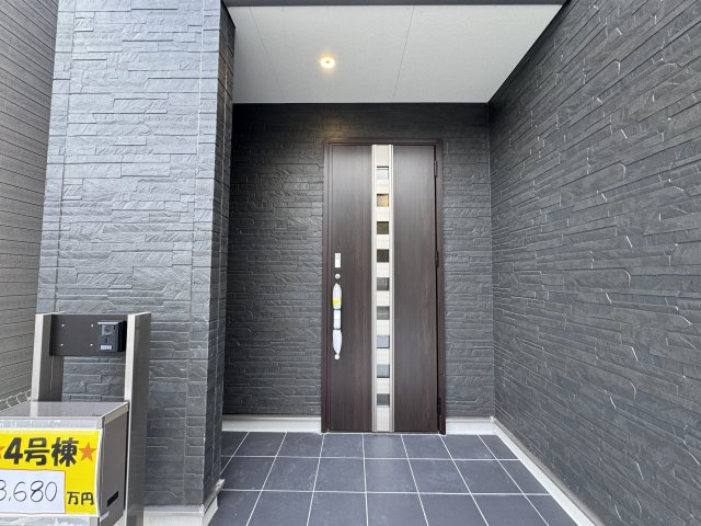 うるま市前原（全10棟）4号棟の玄関|4号棟　スマートキー付き♪