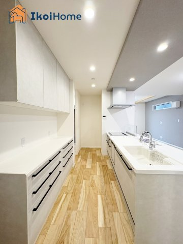 神戸市北区緑町5丁目　全2棟　新築戸建　2号地のキッチン|【ホームページに現地動画掲載中】●年中無休：当日予約可●備えつけのカップボードは収納力豊富