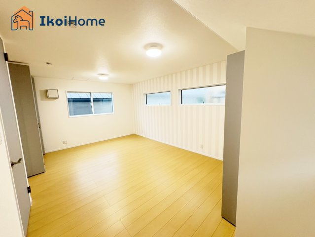 神戸市北区緑町5丁目　全2棟　新築戸建　2号地の寝室|【ホームページに現地動画掲載中】●年中無休：当日予約可●広々とした2階の洋室です。クローゼット付！