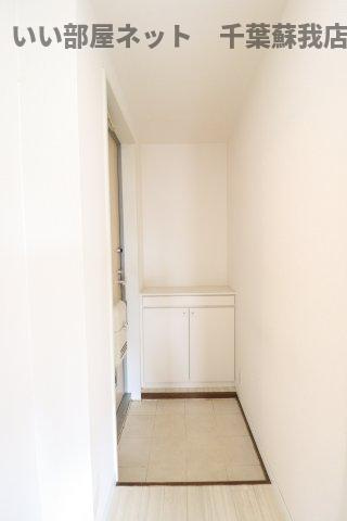 ウィステリアおゆみ野　Ｃの玄関|収納もある玄関です
