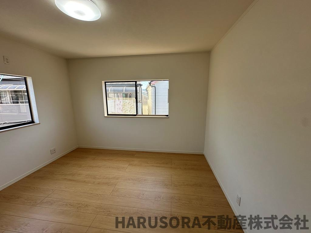 門真市上野口町　３階建の洋室