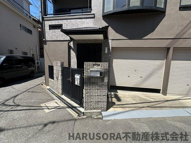 門真市上野口町　３階建のエントランス