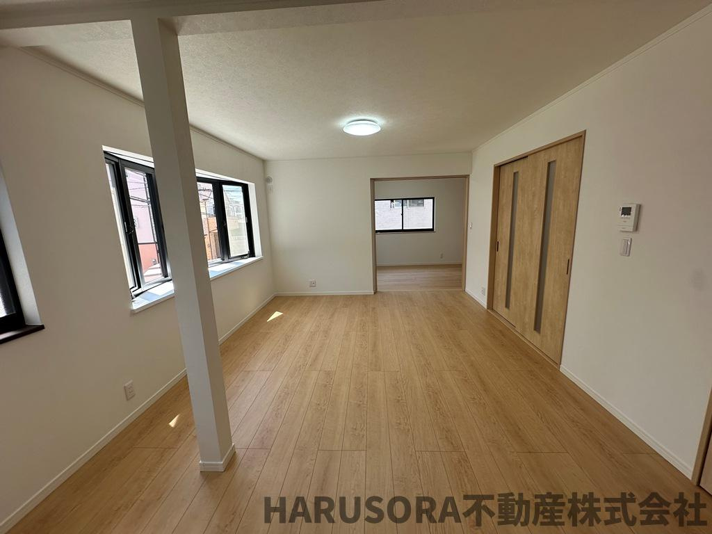 門真市上野口町　３階建の居間・リビング