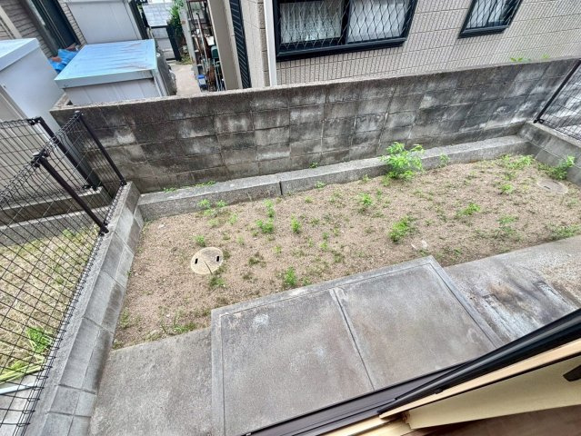 オークスコート西新在家　B棟の庭