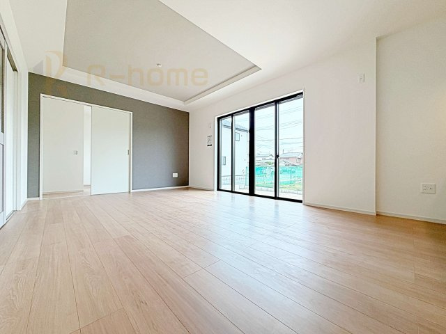 取手市宮和田15期　新築戸建て　1号棟の居間・リビング|たっぷりの陽光が注ぎ込む明るいリビング♪隣接の洋室を開放すると更なる大空間に変身♪