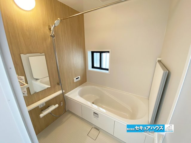 【本日ご案内可能】名古屋市南区三条2丁目　全1棟の浴室|【浴室】
◆アクセントパネルで落ち着きのある雰囲気を演出します。毎日の疲れを癒やすバスタイムをお楽しみ下さい！
◆窓付きで、カビの繁殖を抑える効果があります。
