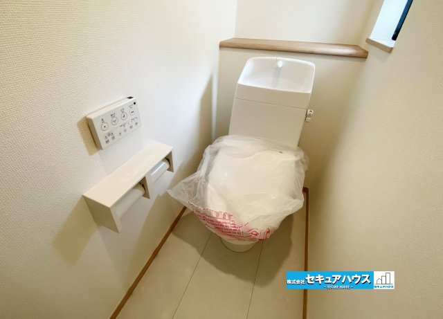 【本日ご案内可能】名古屋市南区三条2丁目　全1棟のトイレ|【高機能トイレ】
◆高機能トイレの多くは便器のフタの開閉が自動であり、使用後に手動で水を流す面倒もなく非常に便利です。スタイリッシュな見た目で、お掃除しやすく、節水効果が高いです。
